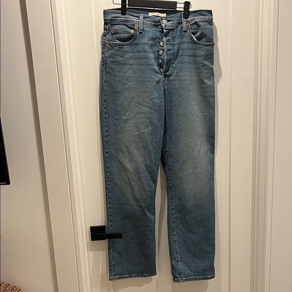 Levi's Ribcage Straight Leg Women's Jeans. Button Fly. No tags. Never worn.